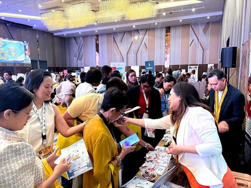 Buyers and sellers on the trade floor at a past WITM mart.
